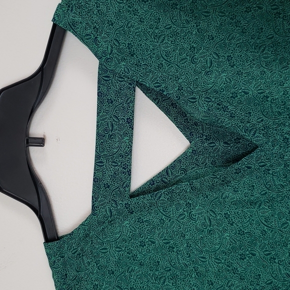 Cabi green floral blouse, chiffon career keyhole back day to night womens XS - Picture 9 of 10